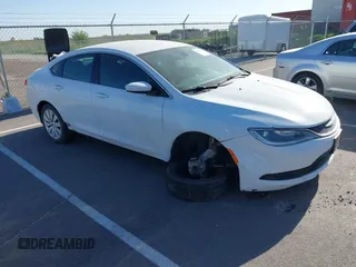 2015 Chrysler 200 LX z VIN 1C3CCCFB1FN760954, wystawiony jako IAAI lot #42261563 z przebiegiem 106 269 mil mil oraz . Historia ofert i sprzedaży dostępna na DreamBid. Obrazek 1.