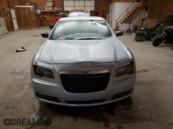 2013 Chrysler 300 S z VIN 2C3CCAGG8DH599569, wystawiony jako Copart lot #43560255 z przebiegiem 135 966 mil mil oraz Czysty tytuł • Clean title. Historia ofert i sprzedaży dostępna na DreamBid. Obrazek 5.