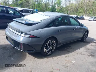 2024 Hyundai Ioniq 6 SEL z VIN KMHM34AC0RA076572, wystawiony jako IAAI lot #42188178 z przebiegiem 1 828 mil mil oraz . Historia ofert i sprzedaży dostępna na DreamBid. Obrazek 4.