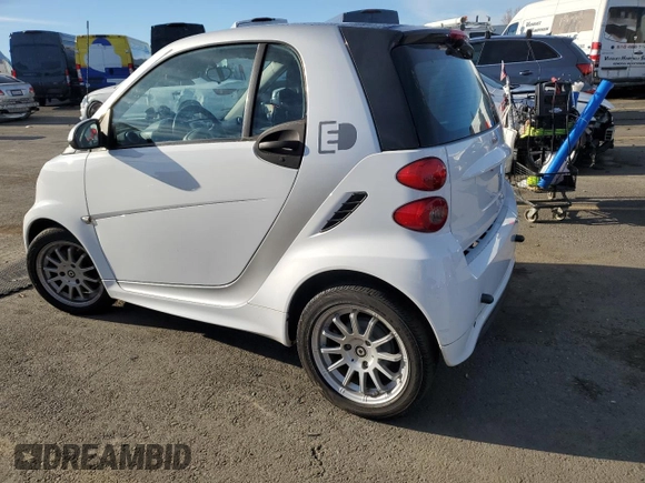 2013 Smart fortwo Passion z VIN WMEEJ9AA6DK725631, wystawiony jako Copart lot #85617364 z przebiegiem Nie podano mil oraz Tytuł czysty. Historia ofert i sprzedaży dostępna na DreamBid. Obrazek 2.
