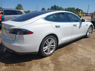 2013 Tesla Model S z VIN 5YJSA1CN6DFP21076, wystawiony jako IAAI lot #41984834 z przebiegiem 154 662 mil mil oraz . Historia ofert i sprzedaży dostępna na DreamBid. Obrazek 4.