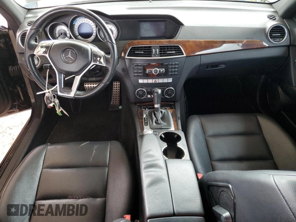 2014 Mercedes-Benz C 250 Sport z VIN WDDGF4HB7EG251001, wystawiony jako Copart lot #55901995 z przebiegiem 128 124 mil mil oraz Czysty tytuł • Clean title. Historia ofert i sprzedaży dostępna na DreamBid. Obrazek 8.