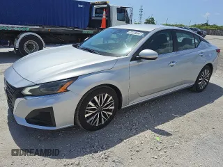2023 Nissan Altima SV z VIN 1N4BL4DV8PN397201, wystawiony jako Copart lot #56997225 z przebiegiem 45 592 mil mil oraz Czysty tytuł • Clean title. Historia ofert i sprzedaży dostępna na DreamBid. Obrazek 1.