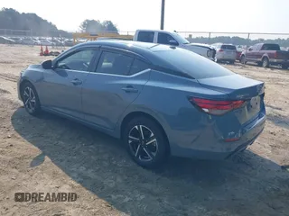 2024 Nissan Sentra SV z VIN 3N1AB8CV1RY221780, wystawiony jako IAAI lot #42405858 z przebiegiem 14 391 mil mil oraz . Historia ofert i sprzedaży dostępna na DreamBid. Obrazek 3.