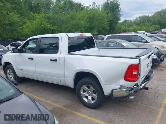 2025 Ram 1500 Big Horn z VIN 1C6SRFFP4SN562194, wystawiony jako IAAI lot #42213184 z przebiegiem 25 704 mil mil oraz . Historia ofert i sprzedaży dostępna na DreamBid. Obrazek 14.