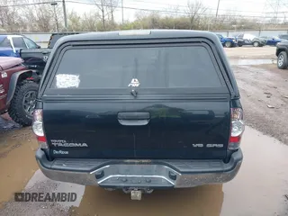2010 Toyota Tacoma z VIN 5TEUU4EN7AZ747162, wystawiony jako IAAI lot #41899480 z przebiegiem Nie podano mil oraz . Historia ofert i sprzedaży dostępna na DreamBid. Obrazek 14.