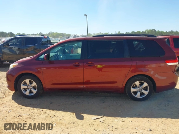 2011 Toyota Sienna LE AAS with VIN 5TDKK3DC5BS002349, listed as a IAAI auction lot 42058258 with 284,140 mi miles. Bid and sale history available at carsss.com. Image 14.
