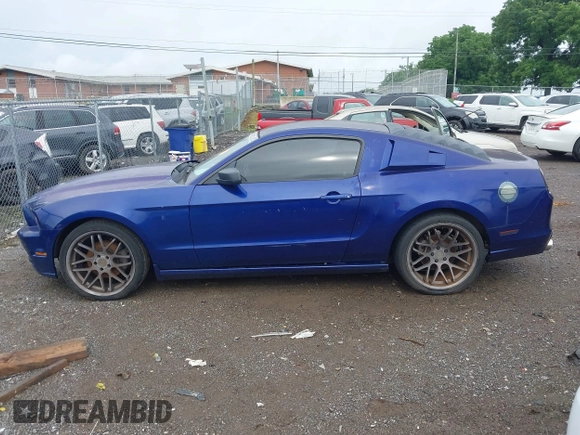 2014 Ford Mustang V6 с VIN 1ZVBP8AM7E5267695, выставлен на аукционе IAAI как лот 42535101 с пробегом 109 183 миль миль и . История ставок и продаж доступна на DreamBid. Изображение 14.
