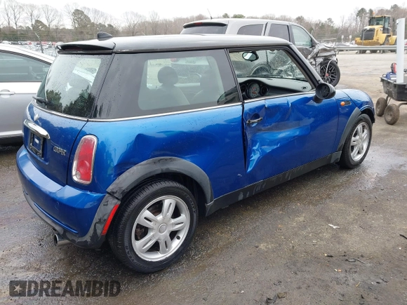 2006 MINI Hardtop z VIN WMWRC33566TK66280, wystawiony jako IAAI lot #41752311 z przebiegiem 237 056 mil mil oraz . Historia ofert i sprzedaży dostępna na DreamBid. Obrazek 4.