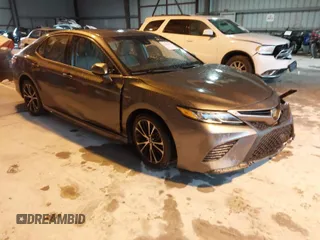 2019 Toyota Camry LE z VIN 4T1B11HK8KU723894, wystawiony jako IAAI lot #41853693 z przebiegiem 101 288 mil mil oraz . Historia ofert i sprzedaży dostępna na DreamBid. Obrazek 1.