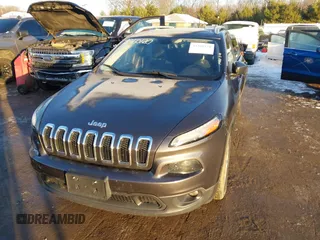 2015 Jeep Cherokee Latitude z VIN 1C4PJLCB9FW525798, wystawiony jako IAAI lot #41360120 z przebiegiem 130 219 mil mil oraz . Historia ofert i sprzedaży dostępna na DreamBid. Obrazek 2.
