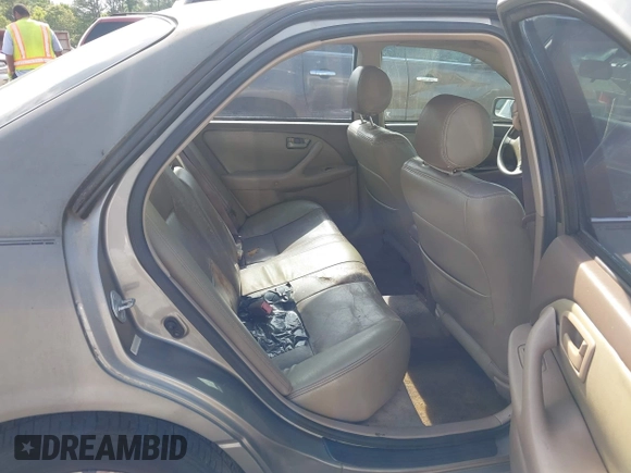 1999 Toyota Camry LE z VIN 4T1BF22K9XU081256, wystawiony jako IAAI lot #42208556 z przebiegiem 236 198 mil mil oraz . Historia ofert i sprzedaży dostępna na DreamBid. Obrazek 8.