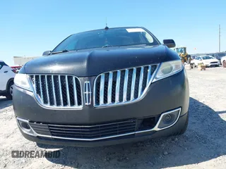 2013 Lincoln MKX z VIN 2LMDJ6JK8DBL01721, wystawiony jako IAAI lot #42318200 z przebiegiem 186 469 mil mil oraz . Historia ofert i sprzedaży dostępna na DreamBid. Obrazek 6.
