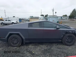 2024 Tesla Cybertruck z VIN 7G2CEHED0RA043898, wystawiony jako IAAI lot #41828143 z przebiegiem 8285 mil mil oraz . Historia ofert i sprzedaży dostępna na DreamBid. Obrazek 14.