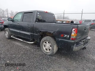 2005 GMC Sierra 1500 SLT z VIN 2GTEK13T351137747, wystawiony jako IAAI lot #41912153 z przebiegiem 247 344 mil mil oraz . Historia ofert i sprzedaży dostępna na DreamBid. Obrazek 3.