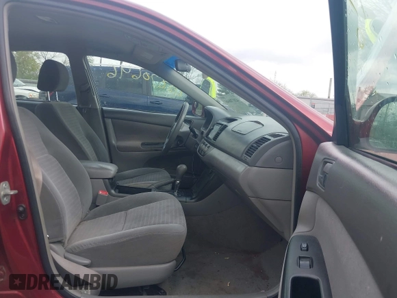2005 Toyota Camry STD z VIN 4T1BE32K75U102935, wystawiony jako IAAI lot #42070646 z przebiegiem 298 125 mil mil oraz . Historia ofert i sprzedaży dostępna na DreamBid. Obrazek 5.