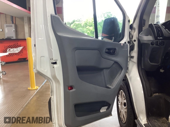 2019 Ford Transit z VIN 1FTYR2CM1KKA32062, wystawiony jako IAAI lot #42596475 z przebiegiem 151 369 mil mil oraz . Historia ofert i sprzedaży dostępna na DreamBid. Obrazek 5.