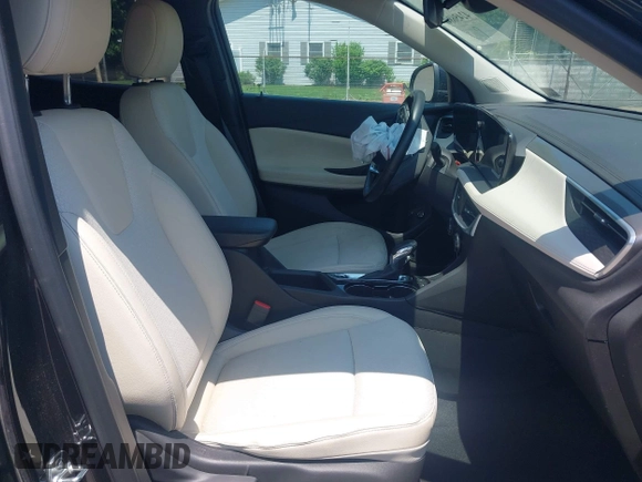 2024 Buick Encore GX Preferred z VIN KL4AMBSL3RB123105, wystawiony jako IAAI lot #42456840 z przebiegiem 28 090 mil mil oraz . Historia ofert i sprzedaży dostępna na DreamBid. Obrazek 5.