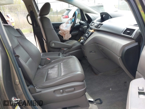 2011 Honda Odyssey EX-L with VIN 5FNRL5H68BB100274, listed as a IAAI auction lot 42159787 with 205,616 mi miles and . Bid and sale history available at carsss.com. Image 5.