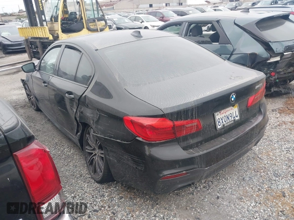 2018 BMW 5 Series 540i z VIN WBAJE5C5XJWA97667, wystawiony jako IAAI lot #41481362 z przebiegiem Nie podano mil oraz . Historia ofert i sprzedaży dostępna na DreamBid. Obrazek 3.