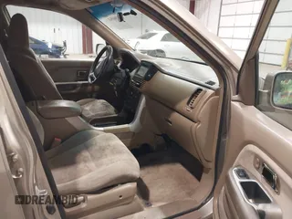2005 Honda Pilot EX with VIN 2HKYF18475H515604, listed as a IAAI auction lot 42040563 with 320,399 mi miles and . Bid and sale history available at carsss.com. Image 5.