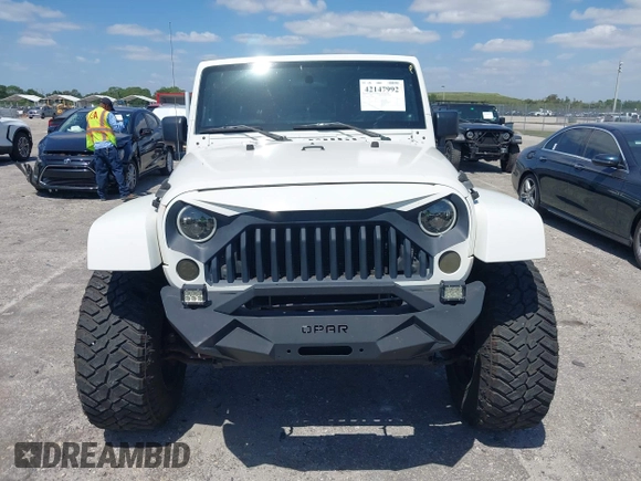 2010 Jeep Wrangler z VIN 1J4HB5H16AL186600, wystawiony jako IAAI lot #42147992 z przebiegiem 134 717 mil mil oraz . Historia ofert i sprzedaży dostępna na DreamBid. Obrazek 12.