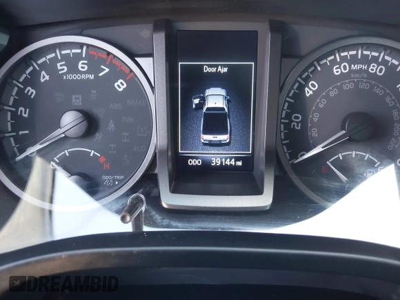 2023 Toyota Tacoma SR z VIN 3TYRZ5CN5PT034397, wystawiony jako IAAI lot #42055222 z przebiegiem 39 144 mil mil oraz . Historia ofert i sprzedaży dostępna na DreamBid. Obrazek 7.