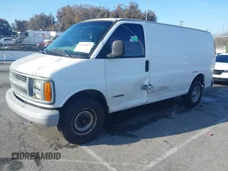 1998 Chevrolet Chevy Van z VIN 1GCGG25R5W1000785, wystawiony jako IAAI lot #41797093 z przebiegiem 156 517 mil mil oraz . Historia ofert i sprzedaży dostępna na DreamBid. Obrazek 2.