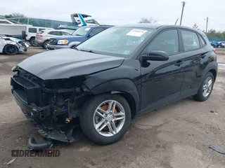 2021 Hyundai Kona SE z VIN KM8K1CAA8MU738427, wystawiony jako IAAI lot #41898475 z przebiegiem 53 112 mil mil oraz . Historia ofert i sprzedaży dostępna na DreamBid. Obrazek 17.