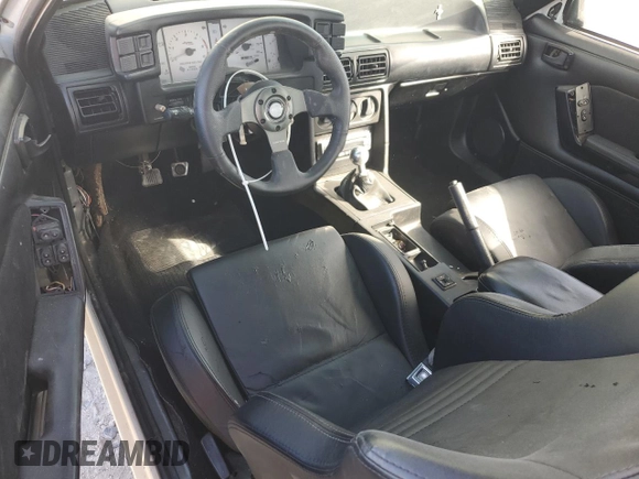 1989 Ford Mustang z VIN 1FABP40A3KF309892, wystawiony jako Copart lot #80858704 z przebiegiem 75 267 mil mil oraz Czysty tytuł • Clean title. Historia ofert i sprzedaży dostępna na DreamBid. Obrazek 8.