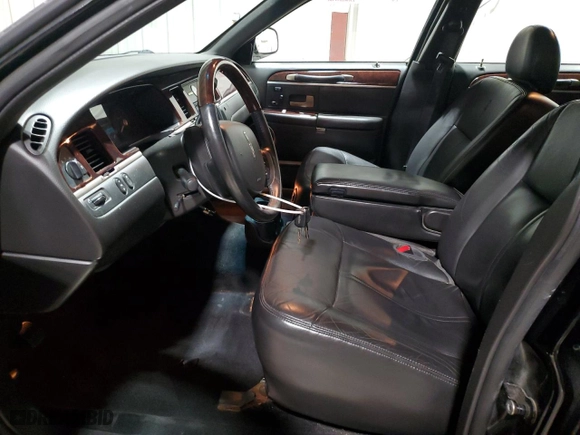 2009 Lincoln Town Car Signature Limited with VIN 2LNHM82V09X612644, listed as a Copart auction lot 44580505 with 124,231 mi miles and Clean Title. Bid and sale history available at carsss.com. Image 7.