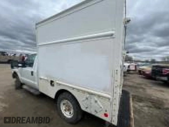 2013 Ford F-250 XL z VIN 1FDBF2B6XDEB43045, wystawiony jako IAAI lot #42511129 z przebiegiem 607 408 mil mil oraz . Historia ofert i sprzedaży dostępna na DreamBid. Obrazek 19.