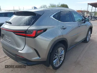 2024 Lexus NX 350 Luxury z VIN 2T2HGCEZ3RC032785, wystawiony jako IAAI lot #42230799 z przebiegiem 5992 mil mil oraz . Historia ofert i sprzedaży dostępna na DreamBid. Obrazek 4.