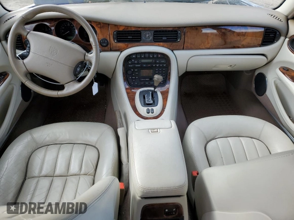 2003 Jaguar XJ 8 z VIN SAJDA14C13LF51313, wystawiony jako Copart lot #42750105 z przebiegiem Nie podano mil oraz Czysty tytuł • Clean title. Historia ofert i sprzedaży dostępna na DreamBid. Obrazek 8.