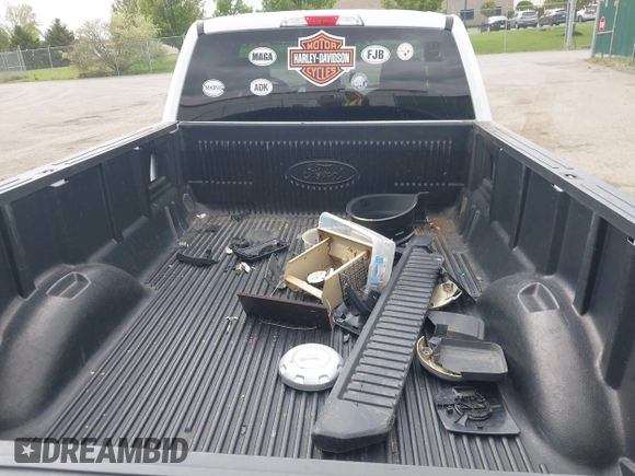2019 Ford F-150 XL z VIN 1FTMF1CP6KKF11931, wystawiony jako IAAI lot #42263673 z przebiegiem 81 578 mil mil oraz . Historia ofert i sprzedaży dostępna na DreamBid. Obrazek 8.