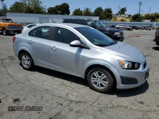 2014 Chevrolet Sonic LT z VIN 1G1JC5SH9E4199067, wystawiony jako Copart lot #61065235 z przebiegiem Nie podano mil oraz Szkoda całkowita • Salvage title. Historia ofert i sprzedaży dostępna na DreamBid. Obrazek 4.