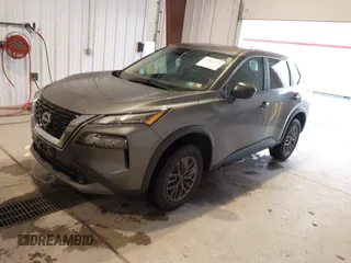 2023 Nissan Rogue S z VIN 5N1BT3AB4PC779473, wystawiony jako IAAI lot #42363074 z przebiegiem 51 764 mil mil oraz . Historia ofert i sprzedaży dostępna na DreamBid. Obrazek 2.