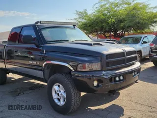 2001 Dodge 1500 z VIN 3B7HF13ZX1G761102, wystawiony jako Copart lot #60940875 z przebiegiem 182 443 mil mil oraz Czysty tytuł • Clean title. Historia ofert i sprzedaży dostępna na DreamBid. Obrazek 1.