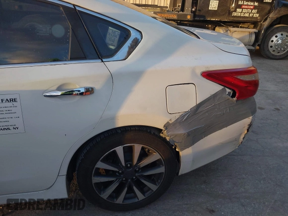 2017 Nissan Altima SV with VIN 1N4AL3AP3HC285236, listed as a IAAI auction lot 41272147 with 246,465 mi miles and . Bid and sale history available at carsss.com. Image 6.