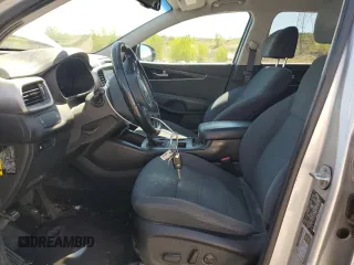 2017 Kia Sorento LX z VIN 5XYPGDA3XHG236574, wystawiony jako Copart lot #56359835 z przebiegiem 105 297 mil mil oraz Szkoda całkowita • Salvage title. Historia ofert i sprzedaży dostępna na DreamBid. Obrazek 7.