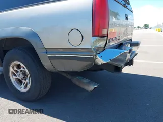 1999 GMC Suburban with VIN 3GKFK16R0XG511301, listed as a IAAI auction lot 41946753 with 231,650 mi miles and . Bid and sale history available at DreamBid. Image 6.