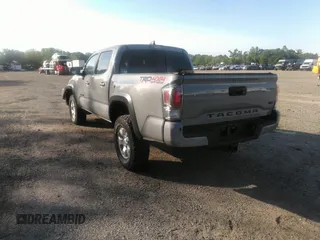 2020 Toyota Tacoma SR5 z VIN 3TMCZ5AN6LM330074, wystawiony jako IAAI lot #41982461 z przebiegiem 43 756 mil mil oraz . Historia ofert i sprzedaży dostępna na DreamBid. Obrazek 3.
