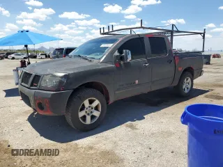 2005 Nissan Titan SE z VIN 1N6BA07B65N551747, wystawiony jako Copart lot #59530865 z przebiegiem 323 958 mil mil oraz Czysty tytuł • Clean title. Historia ofert i sprzedaży dostępna na DreamBid. Obrazek 1.