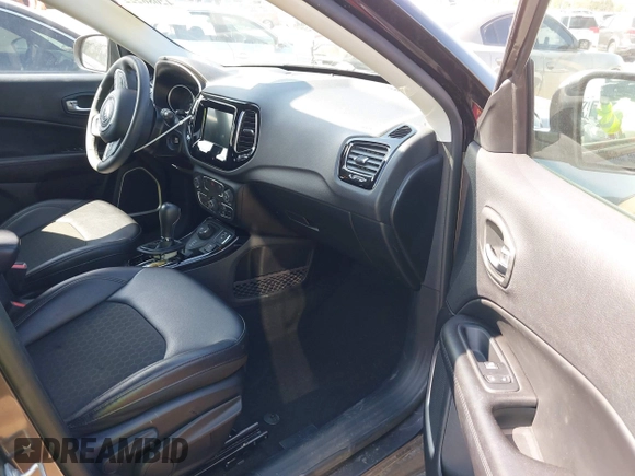 2021 Jeep Compass Latitude z VIN 3C4NJDBB4MT555101, wystawiony jako IAAI lot #42086222 z przebiegiem 45 785 mil mil oraz . Historia ofert i sprzedaży dostępna na DreamBid. Obrazek 5.