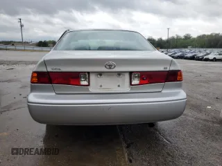 2001 Toyota Camry CE z VIN 4T1BG22K71U847635, wystawiony jako Copart lot #53729415 z przebiegiem 176 347 mil mil oraz Nie do naprawy • Non repairable. Historia ofert i sprzedaży dostępna na DreamBid. Obrazek 6.