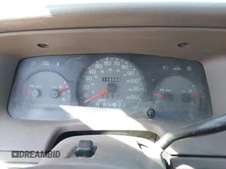 1998 Mercury Grand Marquis GS z VIN 2MEFM74W3WX668888, wystawiony jako IAAI lot #42042350 z przebiegiem 113 702 mil mil oraz . Historia ofert i sprzedaży dostępna na DreamBid. Obrazek 7.