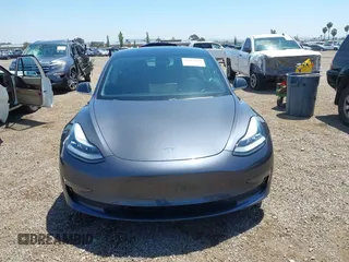 2018 Tesla Model 3 Long Range Battery z VIN 5YJ3E1EB8JF105886, wystawiony jako IAAI lot #42268190 z przebiegiem 80 917 mil mil oraz . Historia ofert i sprzedaży dostępna na DreamBid. Obrazek 13.