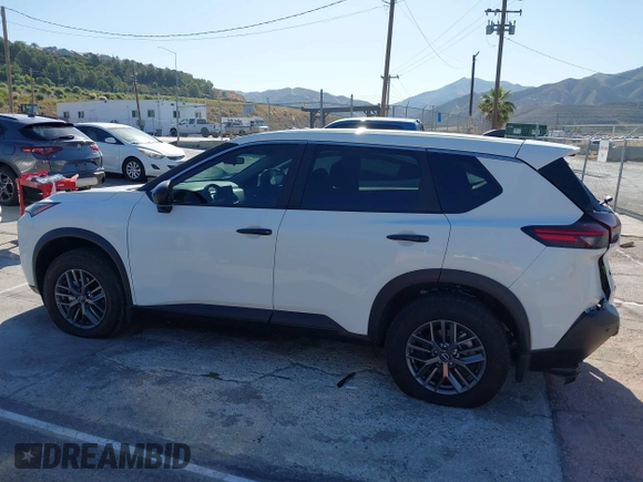2023 Nissan Rogue S z VIN 5N1BT3AA8PC930807, wystawiony jako IAAI lot #42380612 z przebiegiem 5 050 mil mil oraz . Historia ofert i sprzedaży dostępna na DreamBid. Obrazek 14.