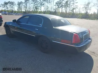 2010 Lincoln Town Car Signature Limited with VIN 2LNBL8CV0AX751720, listed as a IAAI auction lot 41844054 with 495,087 mi miles. Bid and sale history available at carsss.com. Image 3.