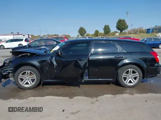2005 Dodge Magnum SE z VIN 2D8FV48T05H516283, wystawiony jako IAAI lot #40663902 z przebiegiem 177 973 mil mil oraz . Historia ofert i sprzedaży dostępna na DreamBid. Obrazek 15.
